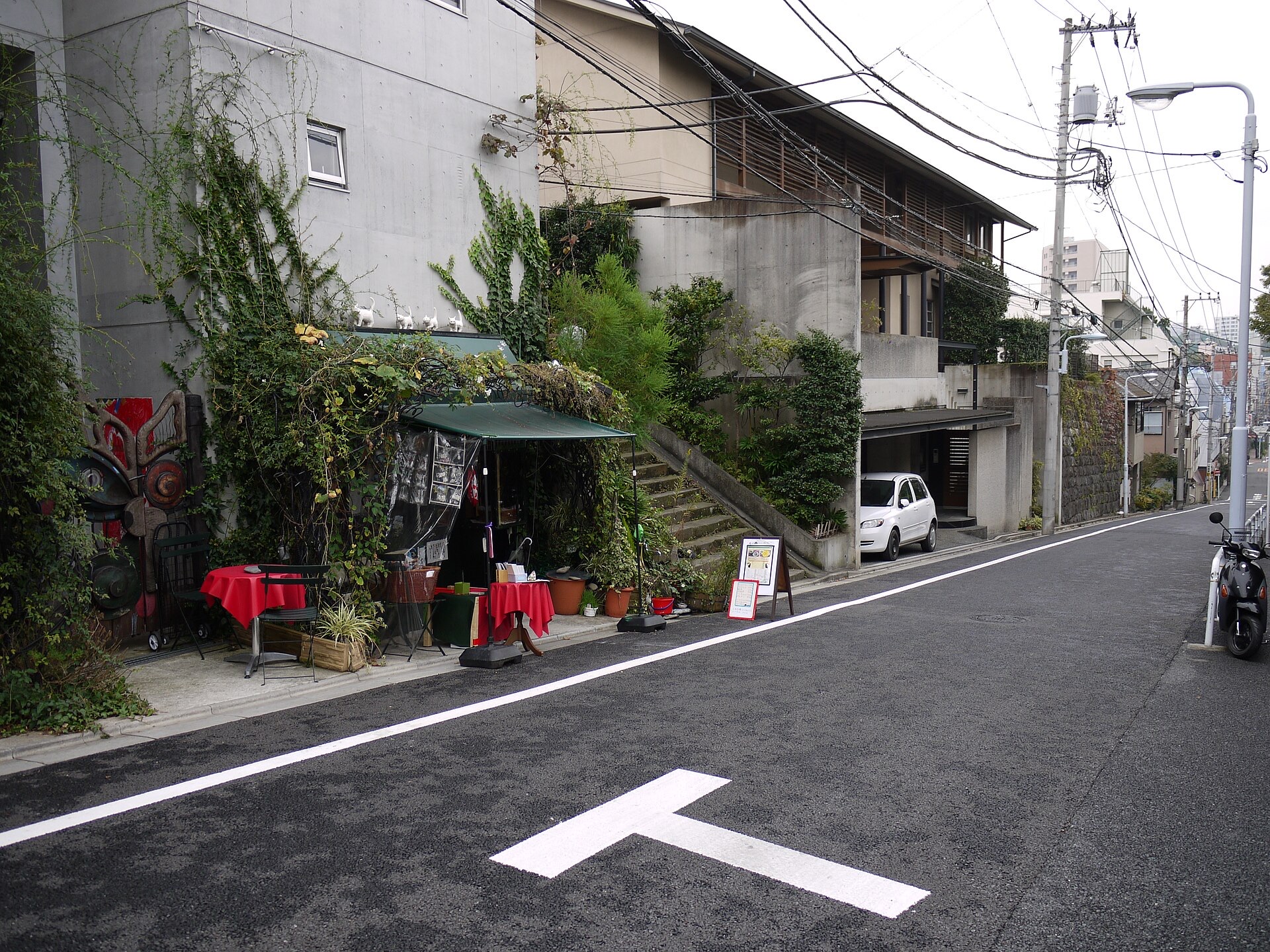 住宅街の坂道沿いにある日本の猫カフェの外観