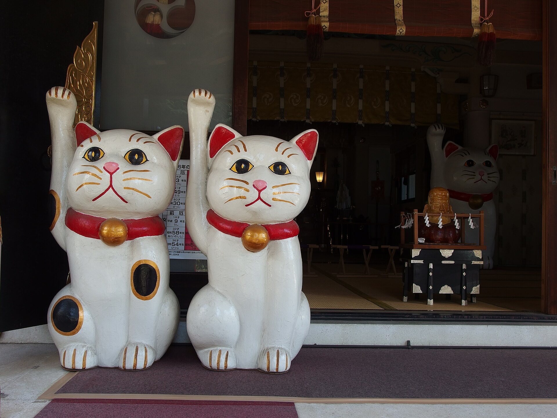 今戸神社の社殿前に並ぶ二体の大きな招き猫