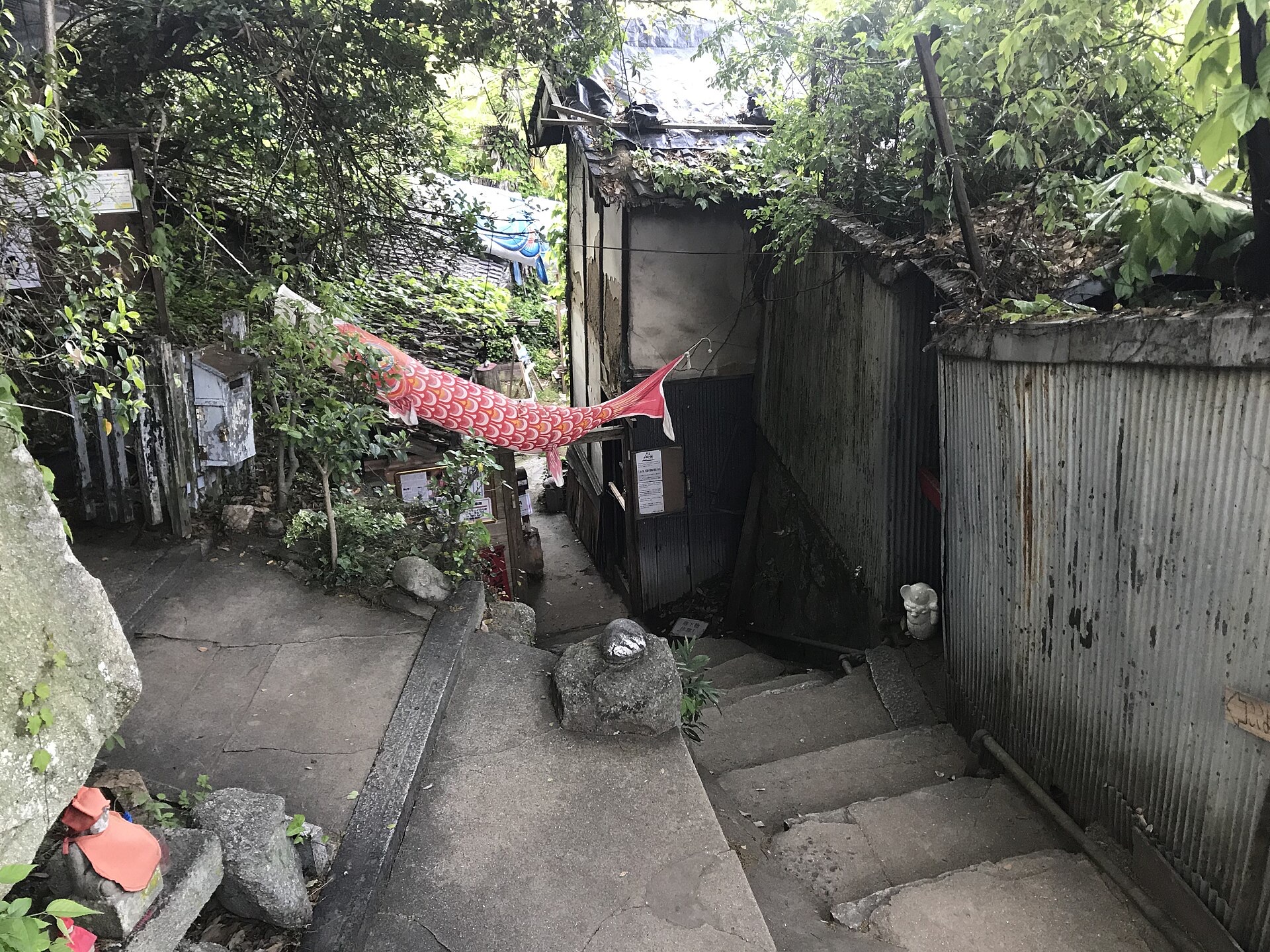 広島県尾道市の猫の細道にかかる鯉のぼりと石段